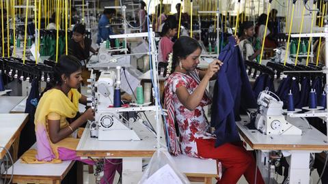 Arbeiterinnen in einer Textilfabrik in Indien, die Fair-Trade-Kleidung produiziert