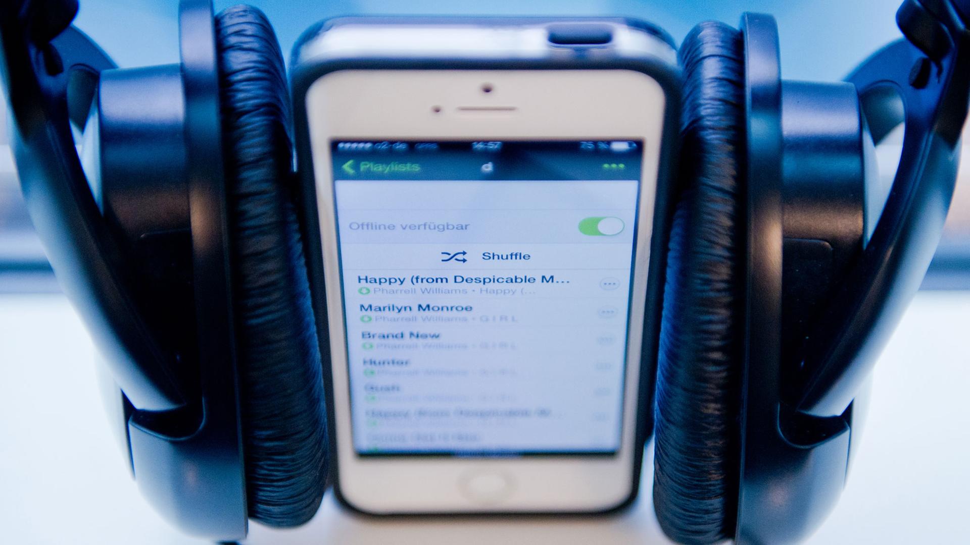 Ein Smartphone zeigt eine Musik-Playlist an.