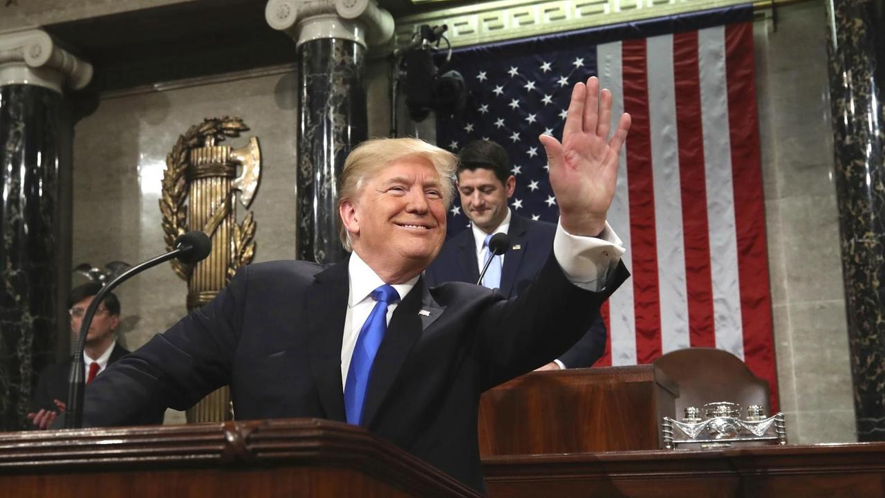 Das Bild zeigt US-Präsident Trump, er winkt.