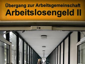 Ein Schild weist den Weg zu den Sachbearbeitern des Arbeitslosengeldes II in der Agentur für Arbeit in Ludwigsburg.