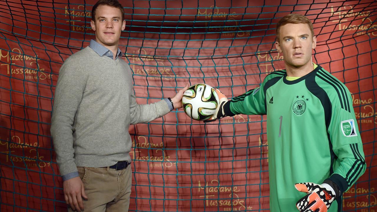Fußball-Nationaltorwart Manuel Neuer posiert am 26.01.2015 im Madame Tussauds in Berlin neben seiner Wachsfigur. Fußball-Nationaltorwart Manuel Neuer posiert am 26.01.2015 im Madame Tussauds in Berlin neben seiner Wachsfigur.