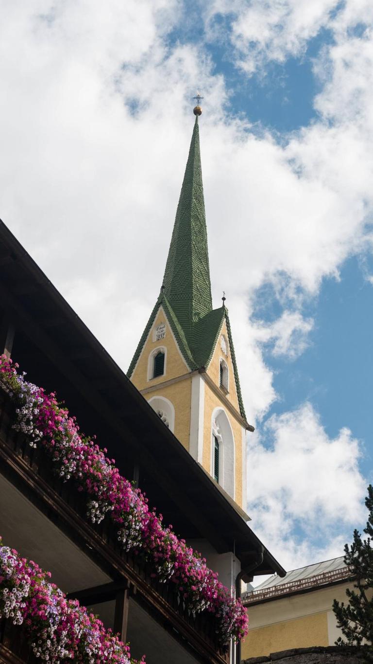 Turm der Kirche St. Nikolaus im Tiroler Skiort Ischgl