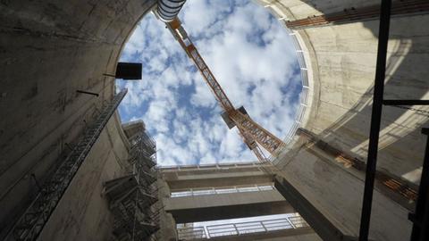 Der Eingang zum Bohrloch für den geplanten Grand Paris Express im Stadtpark von Bagneux
