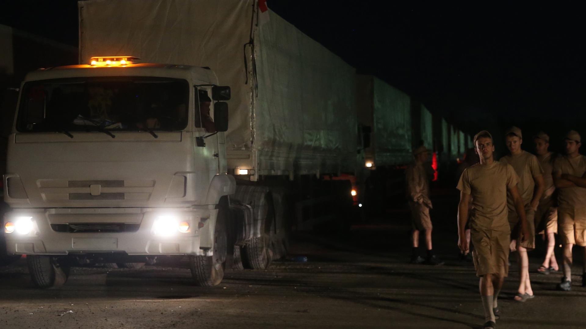 Lastwagen, die von Moskau aus Richtung Ukraine fahren.