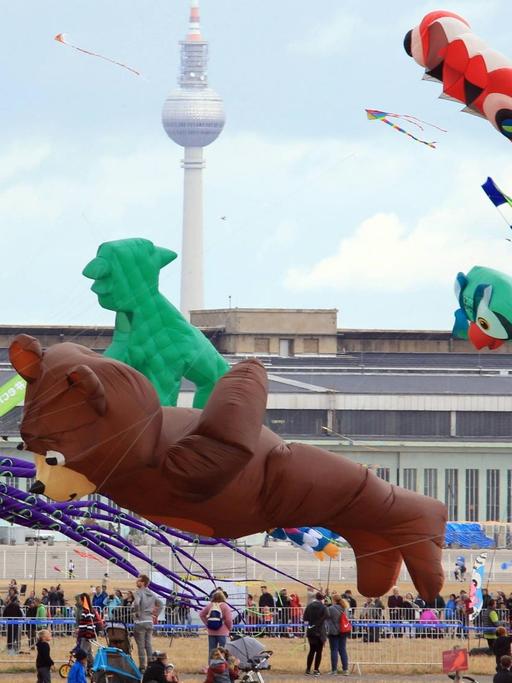 Riesendrachen in verschiedenen Formen sind am Himmel über dem Tempelhofer Feld in Berlin zu sehen.