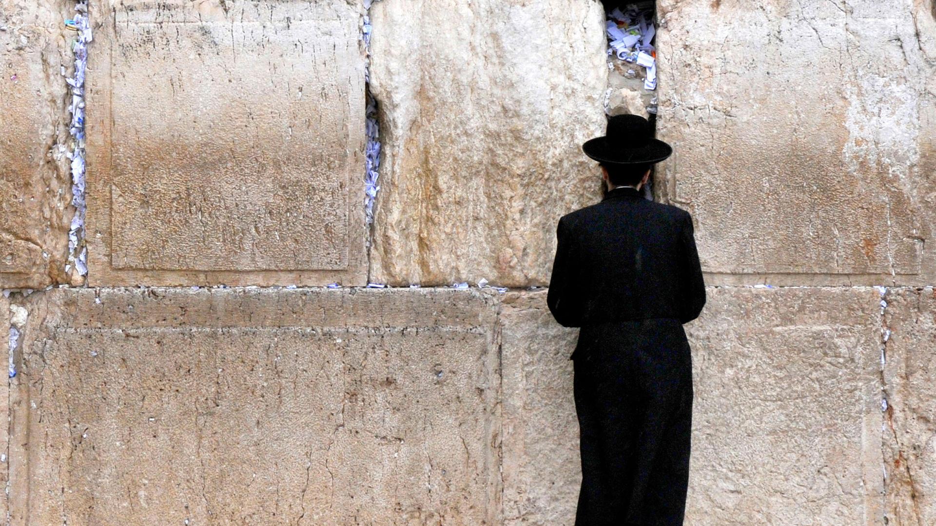 Ein Jude beim Gebet an der Klagemauer in Jerusalem
