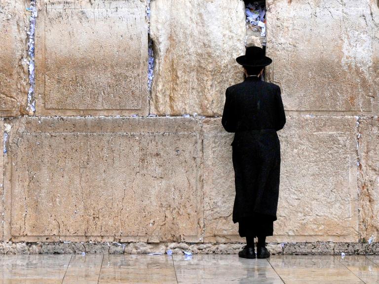 Ein Jude beim Gebet an der Klagemauer in Jerusalem