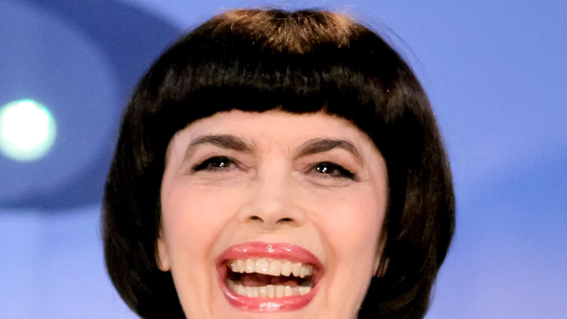 Die Sängerin Mireille Mathieu mit ihrem Bob von Vidal Sassoon. Die Sängerin Mireille Mathieu mit ihrem Bob von Vidal Sassoon.