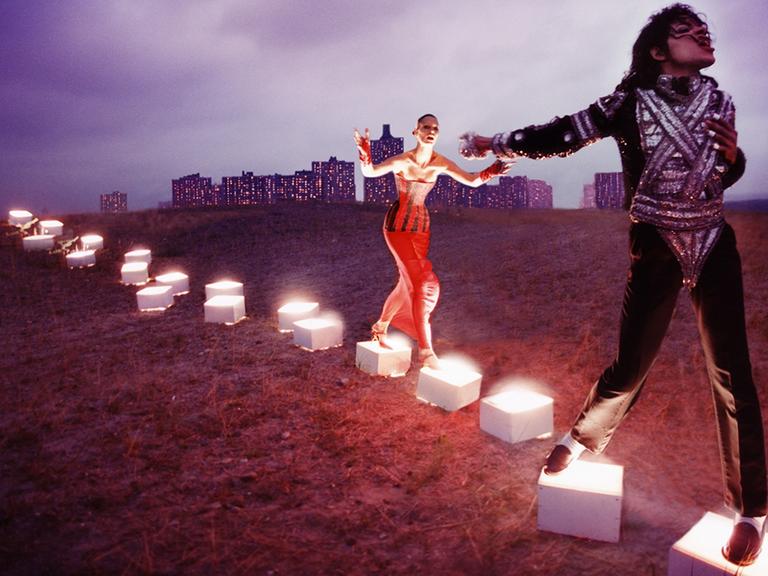 Das Fotokunstwerk von David LaChapelle von 1998 zeigt den Popstar Michael Jackson, wie er über erleuchtete würfelförmige Steine läuft.