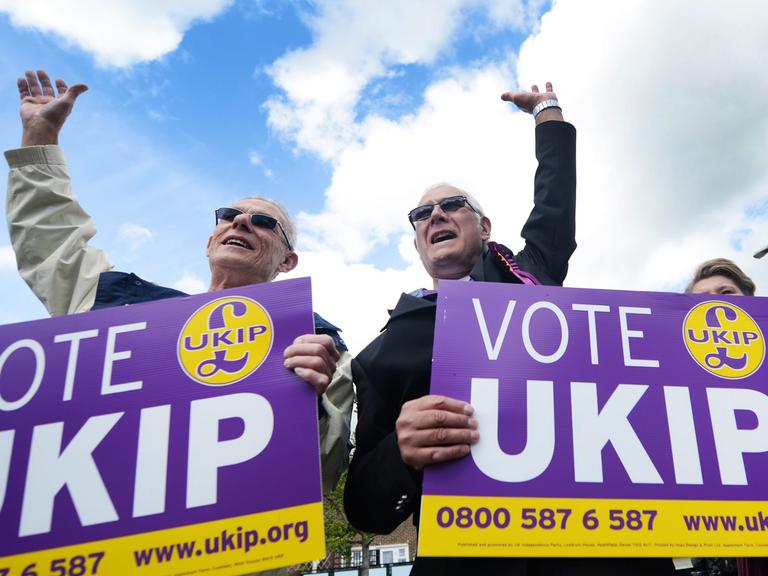 Anhänger der UKIP-Partei mit Wahlplakaten.