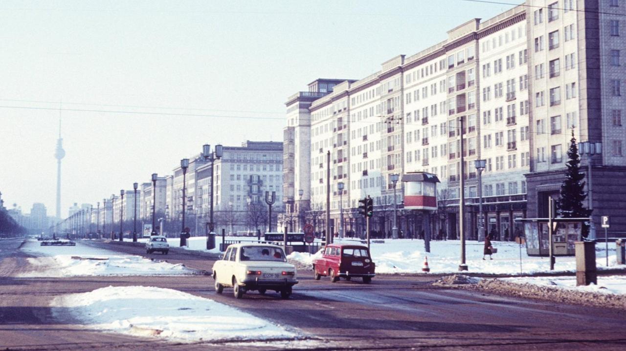 Das Frankfurter Tor in Berlin-Friedrichshain in einer Aufnahme von 1970. Gut zu sehen: Die Stalinbauten.