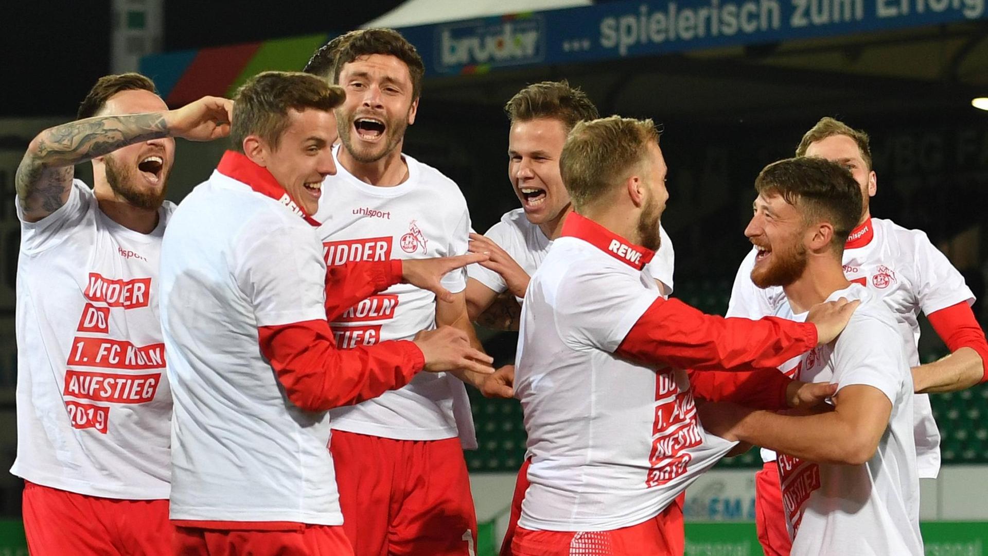 Das Foto zeigt Spieler des 1. FC Köln. Sie feiern den Aufstieg in die Bundes-Liga.