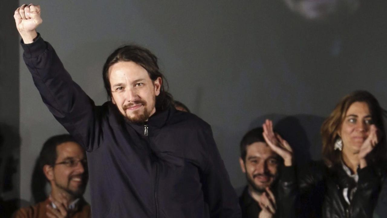 Pablo Iglesias von der spanischen Podemos-Partei mit erhobener Faust.