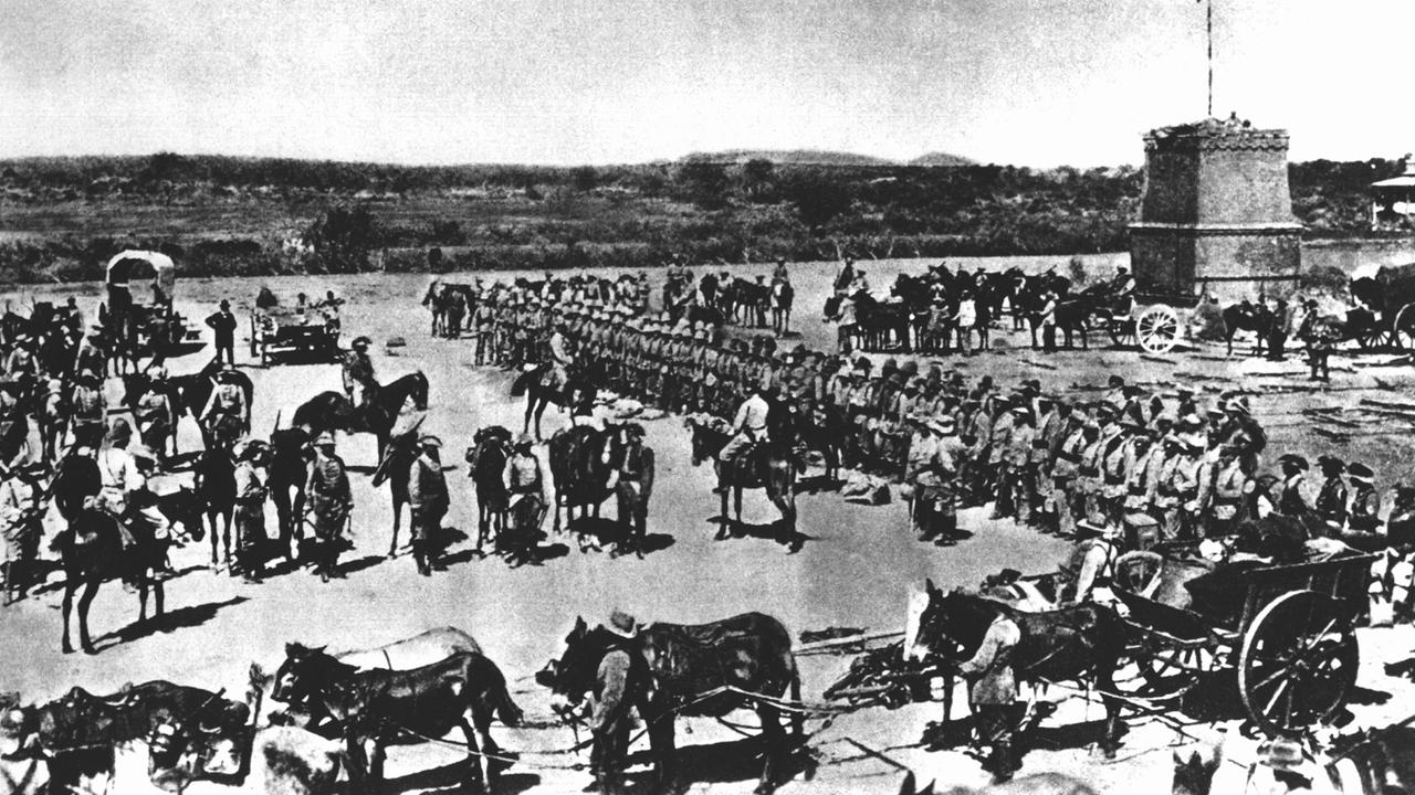 Vor dem Abmarsch in den Kampf gegen die aufständischen Hereros in Deutsch-Südwestafrika wird im Jahr 1904 die 2. Marine-Feldkompanie eingesegnet.