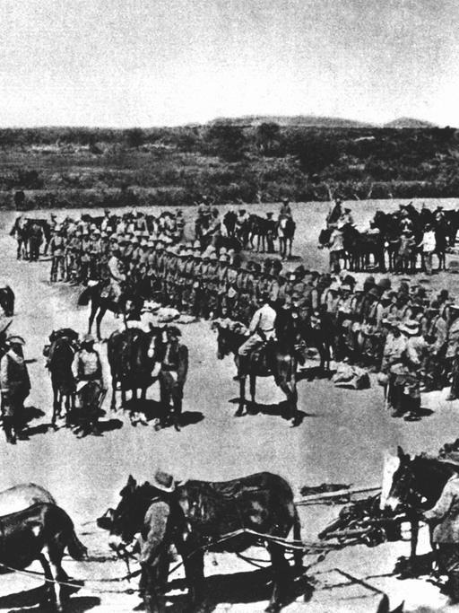 Vor dem Abmarsch in den Kampf gegen die aufständischen Hereros in Deutsch-Südwestafrika wird im Jahr 1904 die 2. Marine-Feldkompanie eingesegnet.