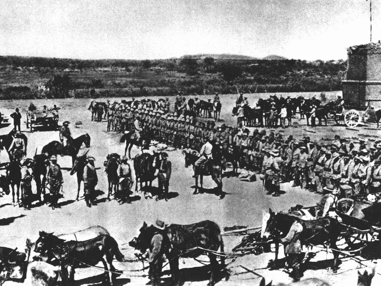 Vor dem Abmarsch in den Kampf gegen die aufständischen Hereros in Deutsch-Südwestafrika wird im Jahr 1904 die 2. Marine-Feldkompanie eingesegnet.