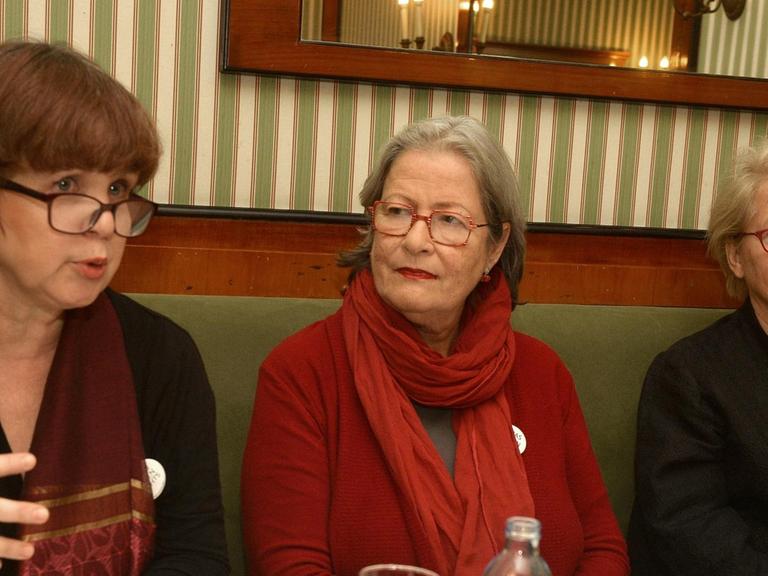 Caroline Koczan, Susanne Scholl und Monika Salzer (v.l.n.r) während der Pressekonferenz zum Thema Omas gegen Rechts am Montag, 12. November 2018, in Wien. | - FOTO: APA/HERBERT PFARRHOFER / www.picturedesk.com