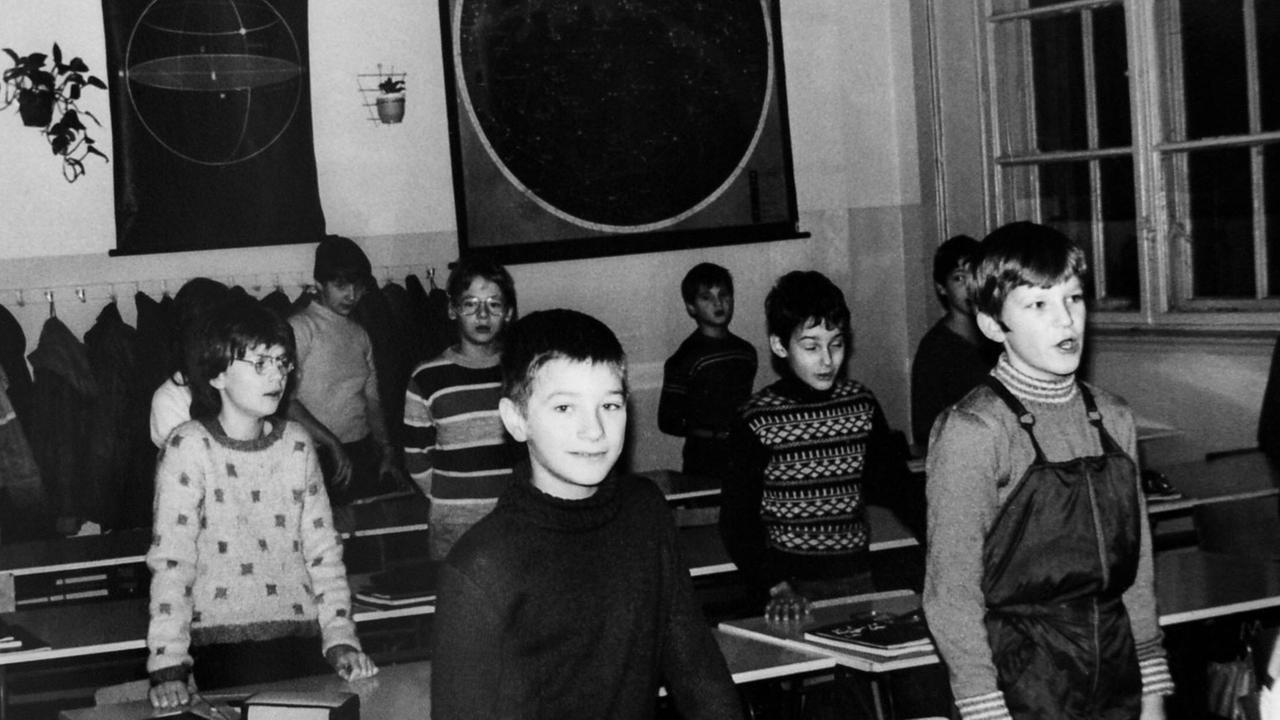 Schulalltag in der DDR - Schüler im Unterricht an der 6. Polytechnischen Oberschule Karl-Friedrich-Schinkel in Berlin