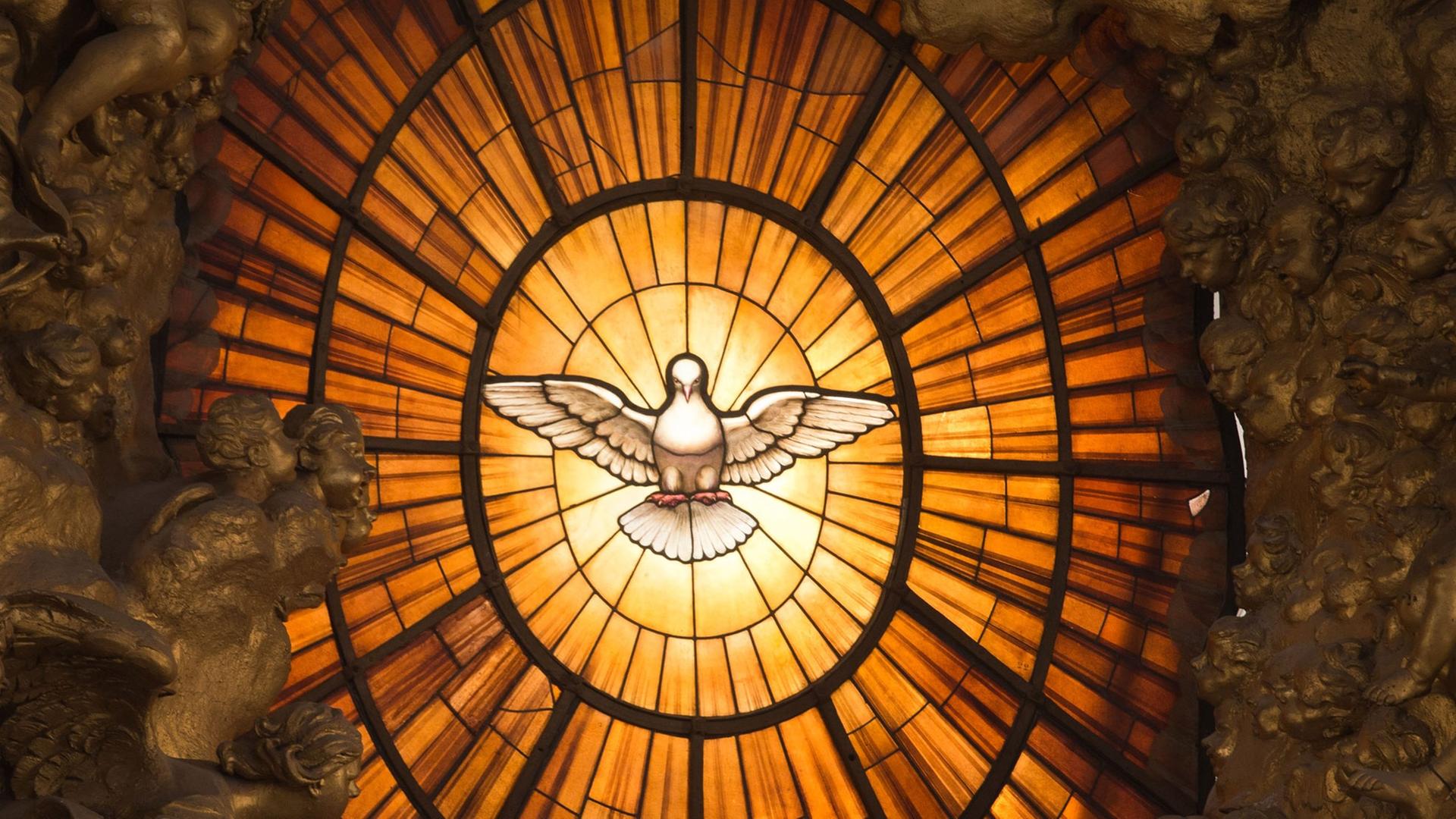 Das Fenster mit der Heilig-Geist-Darstellung im Petersdom im Vatikan.