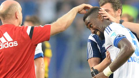 Hamburgs Johan Djourou (r) bekommt nach dem Spiel vom Chef-Physiotherapeuten Uwe Schellhammer eine Streicheleinheit.