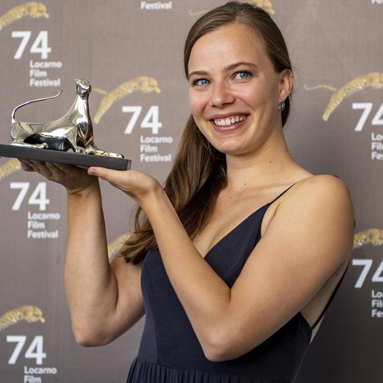 Saskia Rosendahl hält ihren Leoparden beim 74. Filmfestival in Locarno in die Kamera.