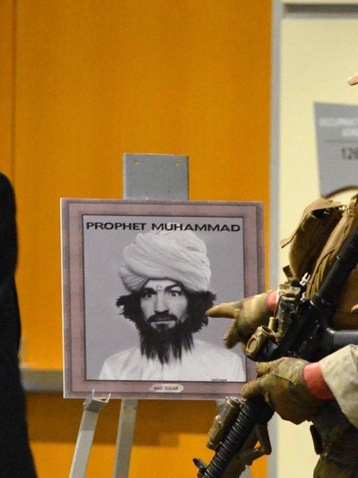 Sicherheitskräfte auf einer umstrittenen Kunstausstellung mit Mohammed-Karikaturen im texanischen Garland, auf die ein Anschlag verübt wurde.
