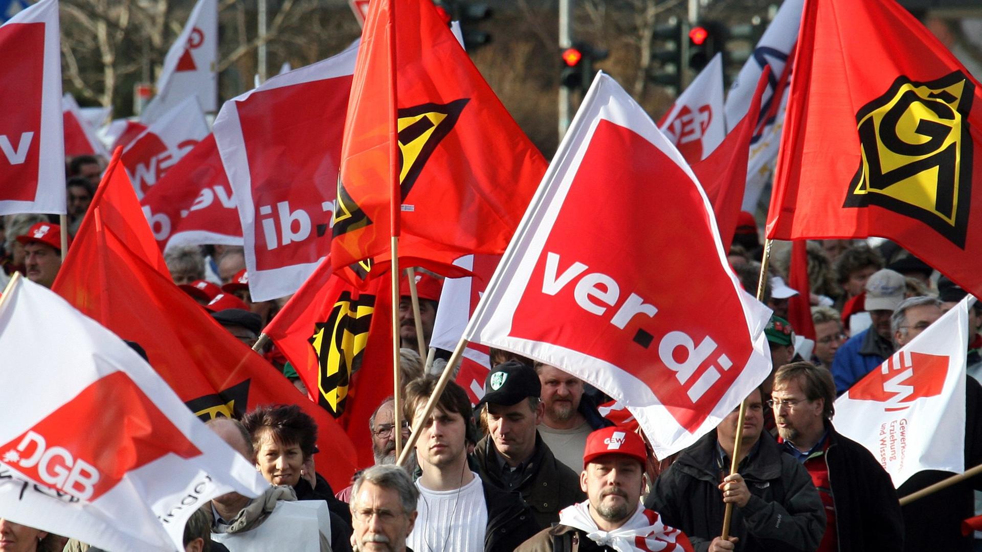 Teilnehmer an einer Demonstration. Sie schwenken Flaggen verschiedener Gewerkschaften. Teilnehmer an einer Demonstration. Sie schwenken Flaggen verschiedener Gewerkschaften.