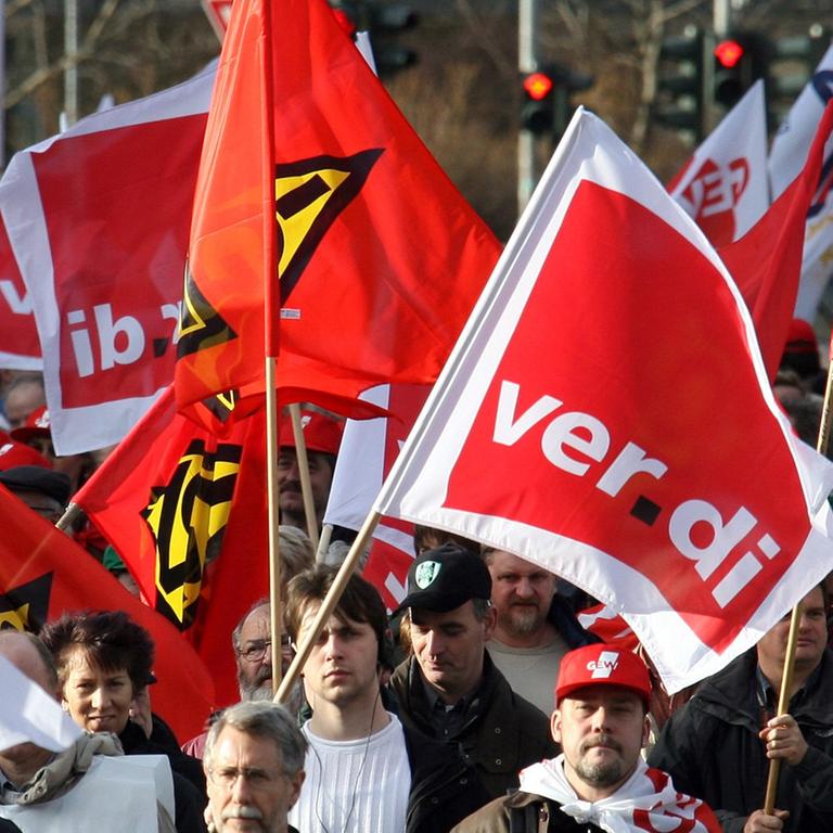 Teilnehmer mehrerer Gewerkschaften während einer Demonstration in Erfurt. Teilnehmer mehrerer Gewerkschaften während einer Demonstration in Erfurt.