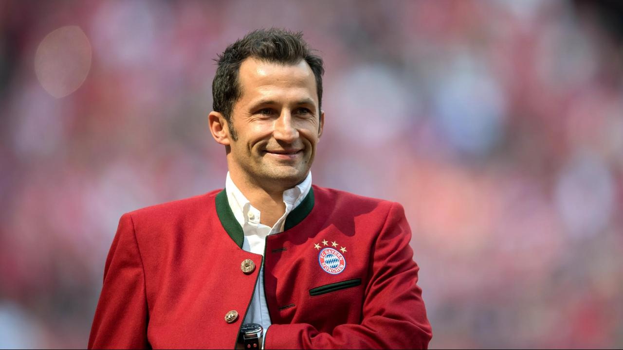 Hasan Salihamidzic im Mai 2016 in roter Trachtenjacke mit Bayern-München-Logo.