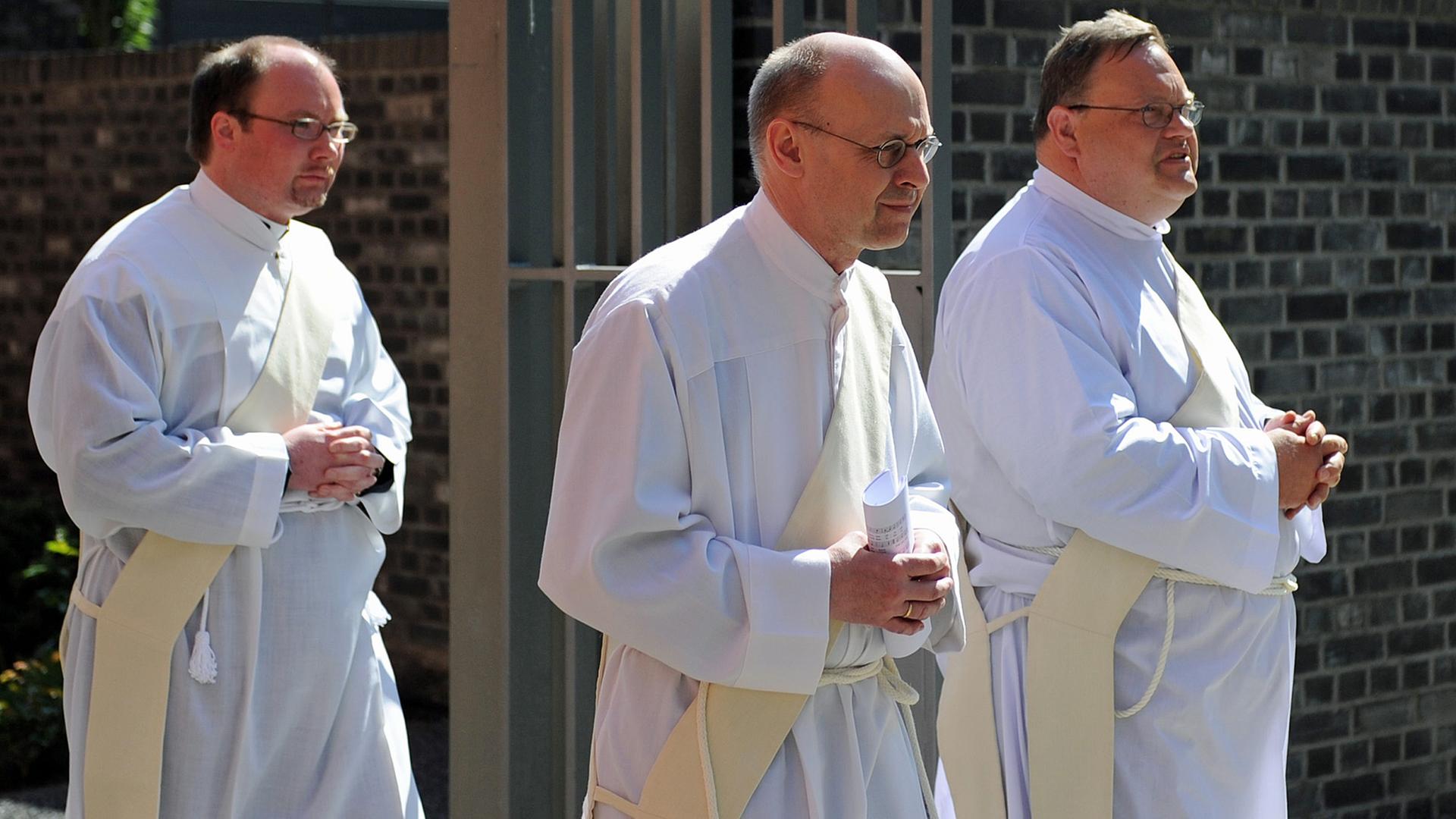 Hans Janßen bei seiner Priesterweihe in Hamburg; Aufnahme vom 16. Mai 2012. Janßen trägt einen Ehering, weil er vom Protestantismus konvertierte und als katholischer Pfarrer weiterhin mit seiner Ehefrau zusammenlebt.
