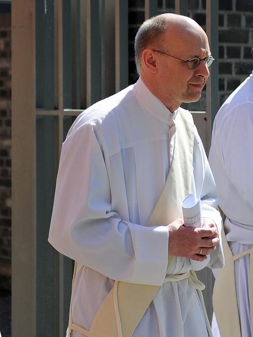 Hans Janßen bei seiner Priesterweihe in Hamburg; Aufnahme vom 16. Mai 2012. Janßen trägt einen Ehering, weil er vom Protestantismus konvertierte und als katholischer Pfarrer weiterhin mit seiner Ehefrau zusammenlebt.