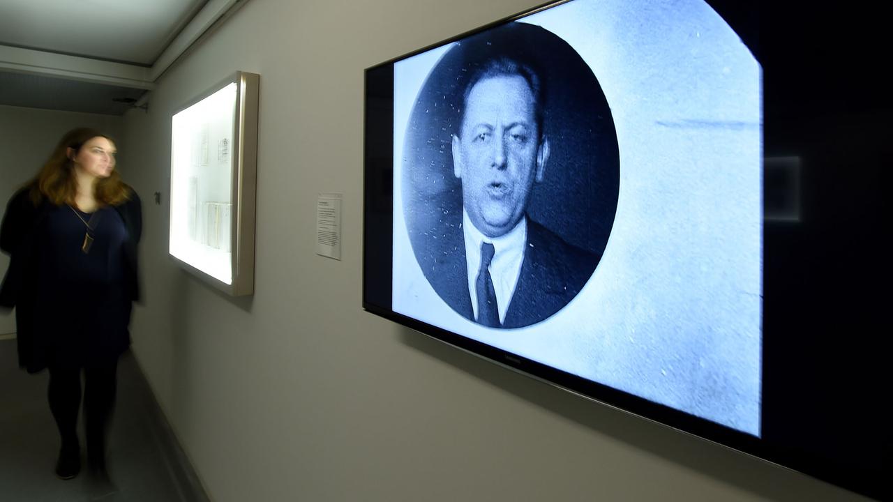 Eine Museumsmitarbeiterin geht am 02.06.2016 im Sprengel Museum in Hannover (Niedersachsen) an einem Bildschirm mit dem Konterfei des hannoverschen Künstlers Kurt Schwitters vorbei.
