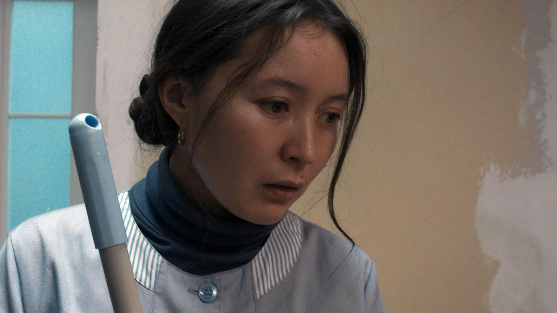 Szene aus dem Film "Ayka". Zu sehen ist die Protagonistin.