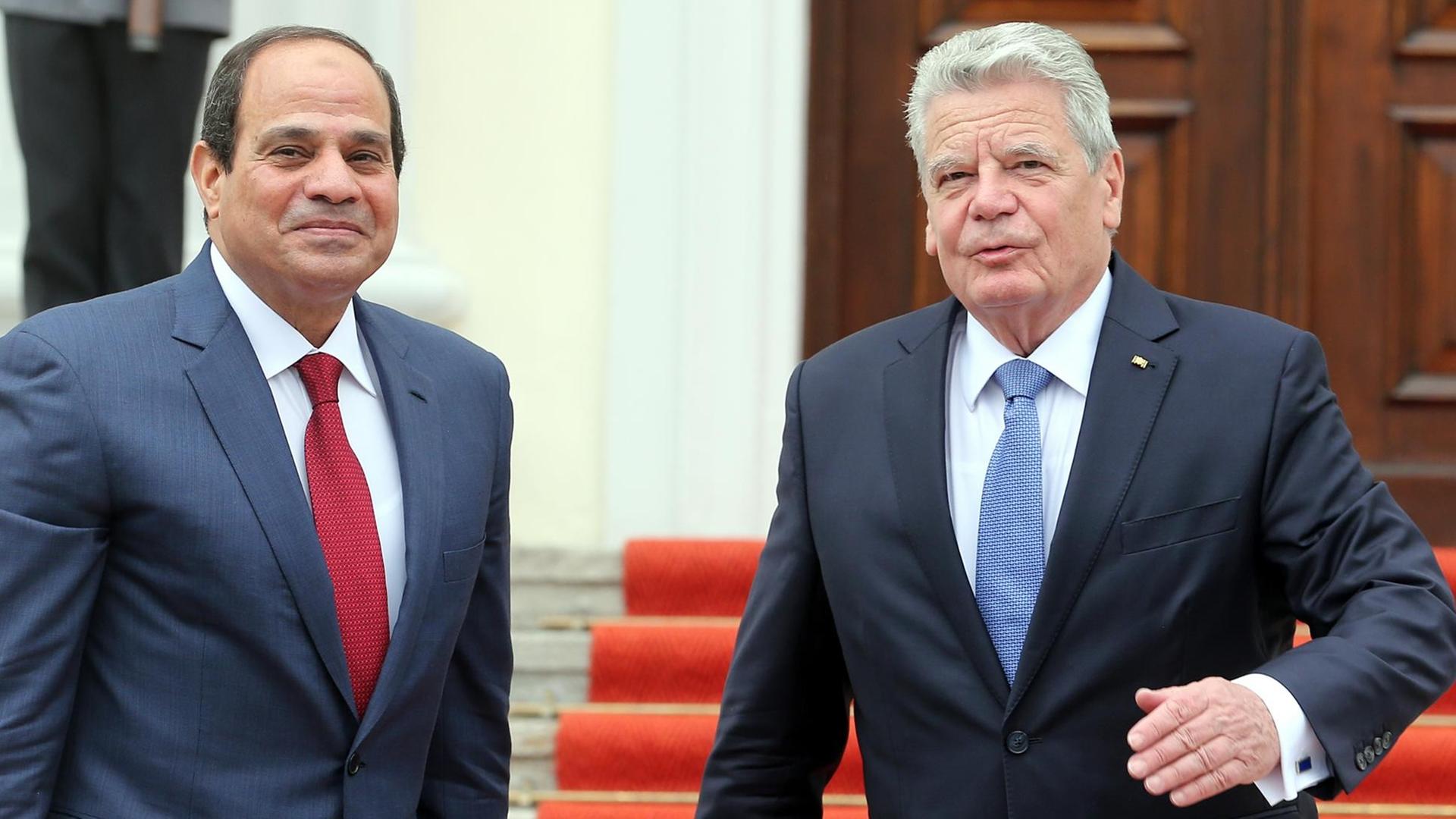 Bundespräsident Joachim Gauck (r) empfängt am 03.06.2015 vor dem Schloss Bellevue in Berlin den ägyptischen Präsidenten Abdel Fattah al-Sisi.