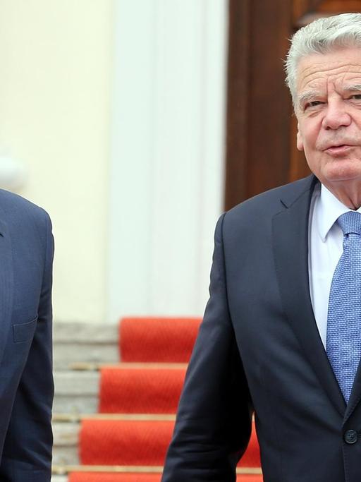 Bundespräsident Joachim Gauck (r) empfängt am 03.06.2015 vor dem Schloss Bellevue in Berlin den ägyptischen Präsidenten Abdel Fattah al-Sisi.
