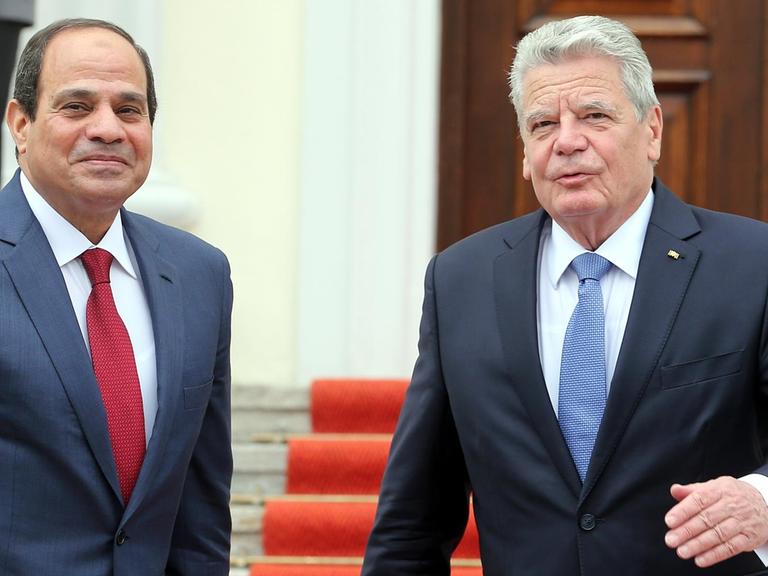 Bundespräsident Joachim Gauck (r) empfängt am 03.06.2015 vor dem Schloss Bellevue in Berlin den ägyptischen Präsidenten Abdel Fattah al-Sisi.