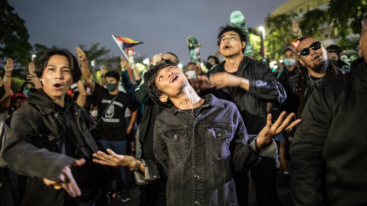 Die Mitglieder von Rap against Dictatorship bei den Aufnahmen zu einem Musikvideo während einer Demonstration in Bangkok.