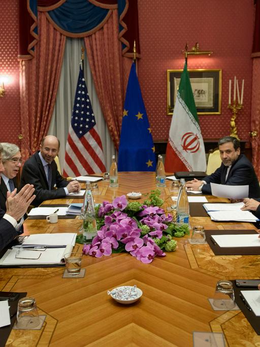 US-Außenminister John Kerry (Mitte links) und sein iranischer Kollege Mohammed Dschawad Sarif bei den Verhandlungen in Lausanne am Sonntag, 29. März 2015