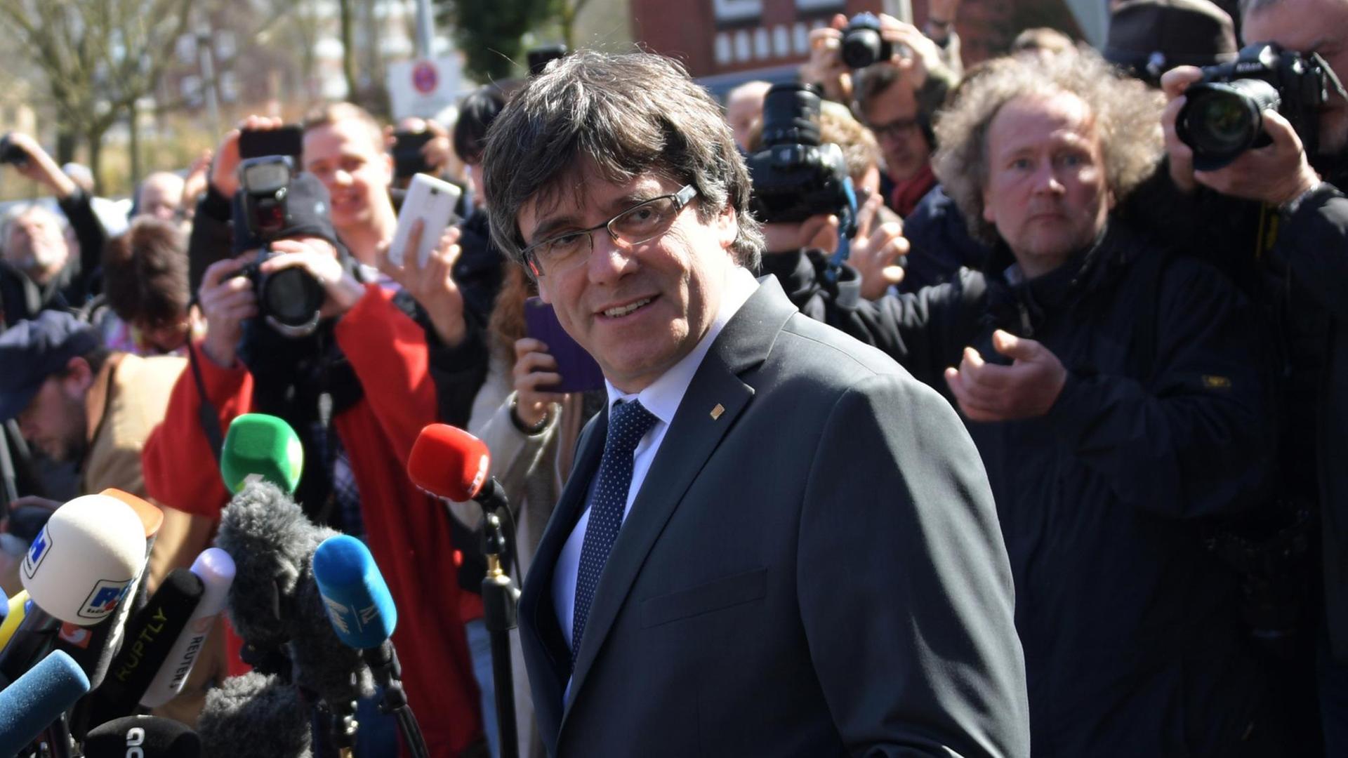 Carles Puigdemont, ehemaliger Präsident der spanischen Region Katalonien, steht nach seiner Entlassung aus der JVA Neumünster vor Journalisten.