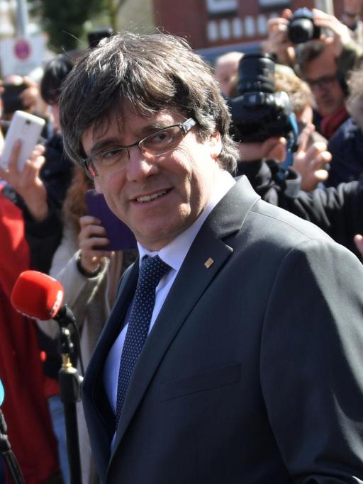 Carles Puigdemont, ehemaliger Präsident der spanischen Region Katalonien, steht nach seiner Entlassung aus der JVA Neumünster vor Journalisten.