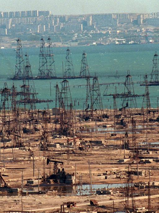 Blick auf aserbaidschanische Ölfelder in Shikhof nahe der Hauptstadt Baku - aufgenommen im Oktober 1998.