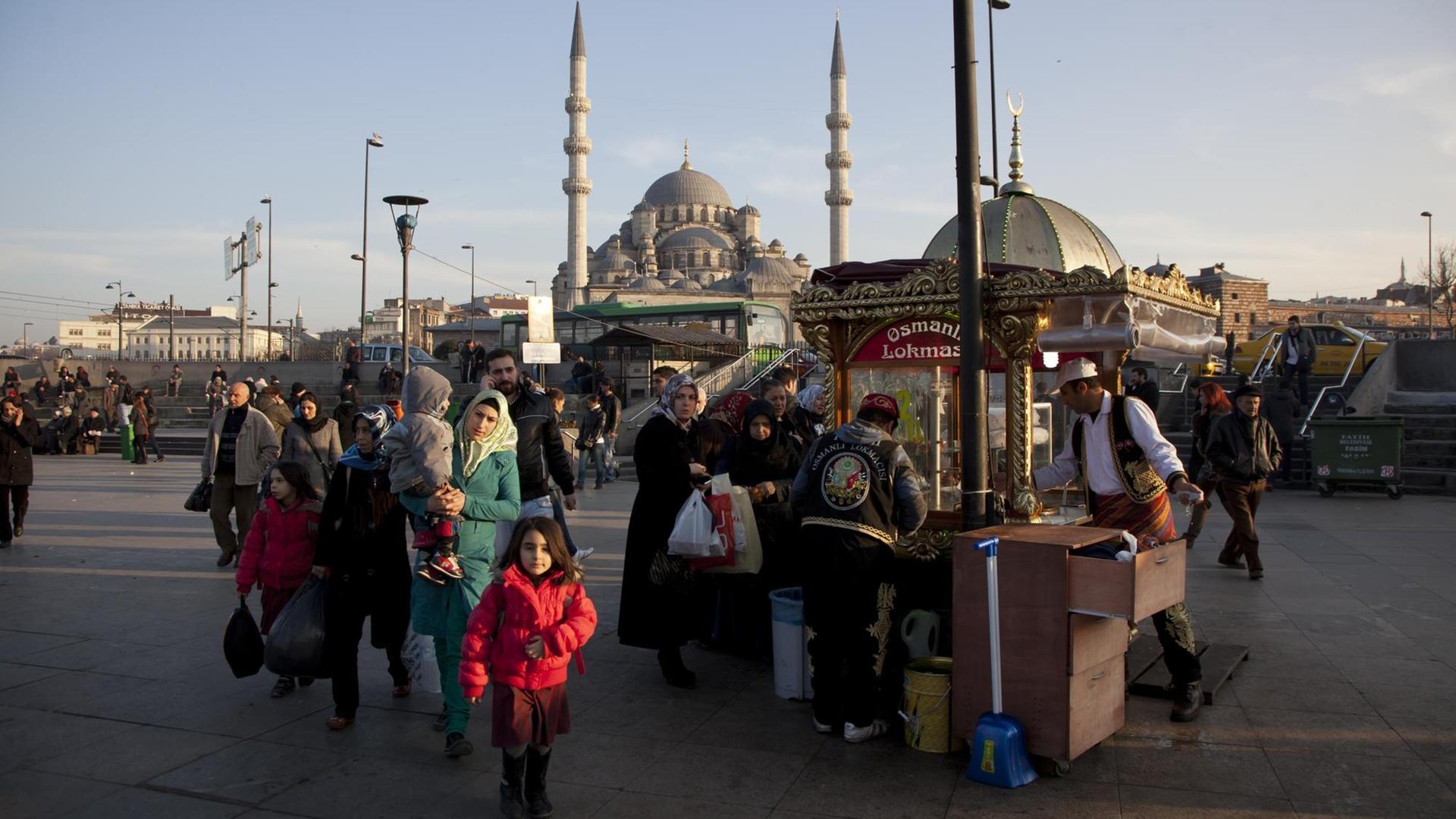 Verkäufer nahe der Galata-Brücke in Istanbul