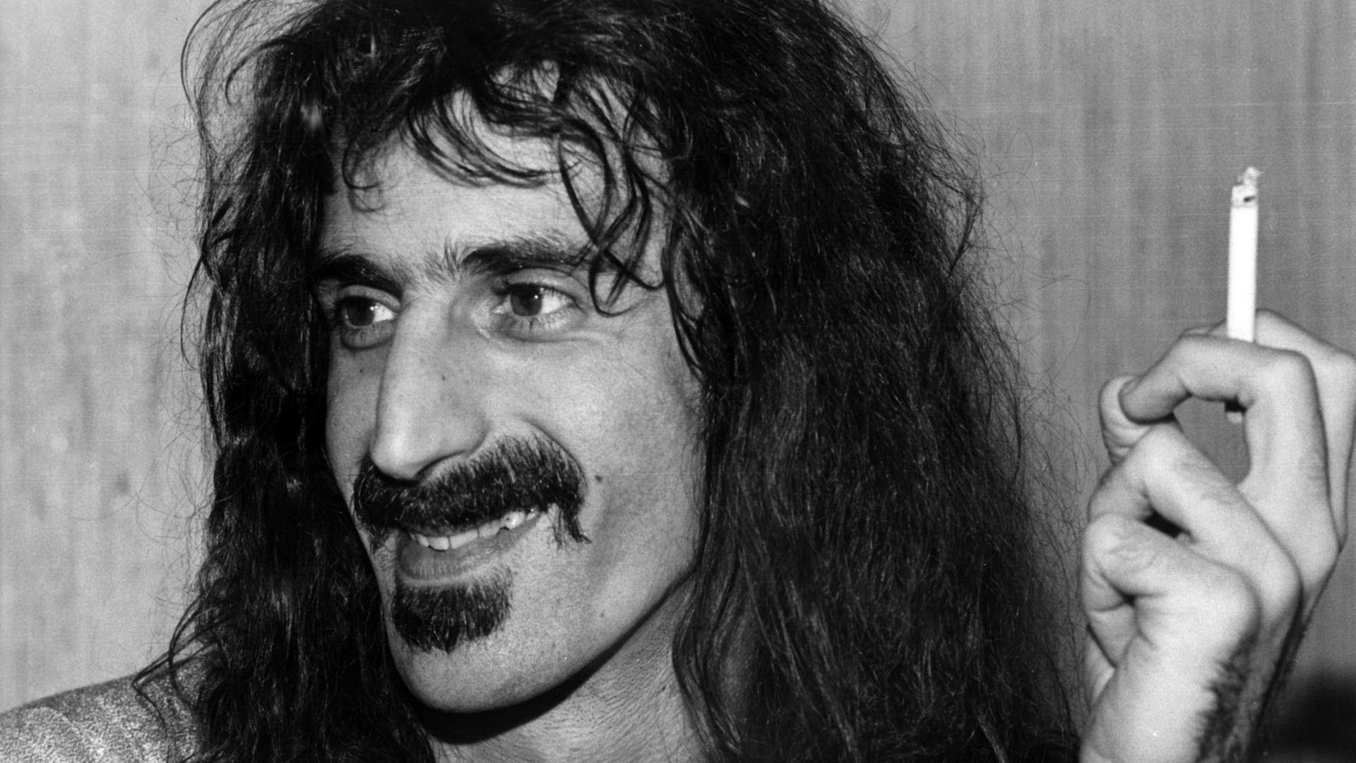 Der amerikanische Komponist und Rockmusiker Frank Zappa, Bandleader der Gruppe "Mother of Invention", aufgenommen in Oslo am 25.02.1976.