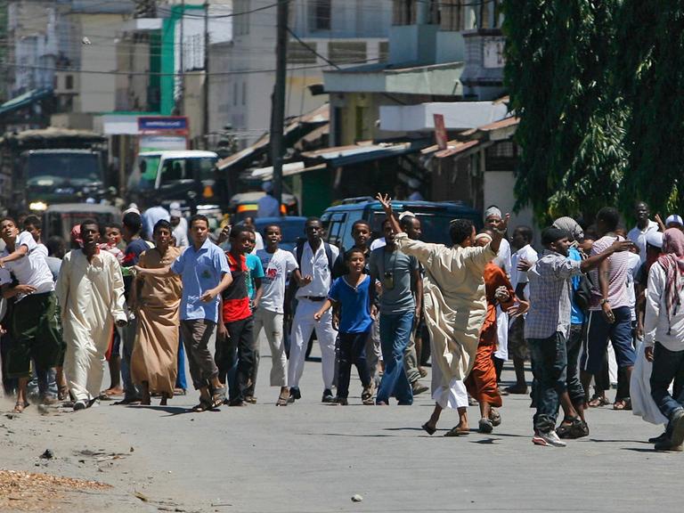 Anhänger des islamistischen Predigers Abubakar Shariff alias Makaburi protestieren nach dessen Ermordung in Mombasa.
