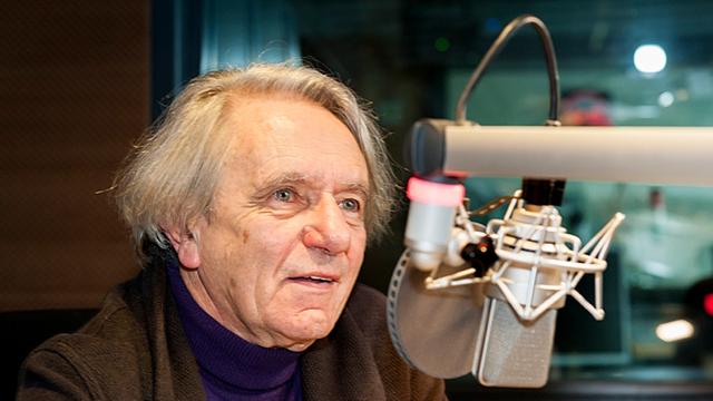 Der französische Philosoph Jacques Rancière im Studio von Deutschlandradio Kultur vor einem Mikrofon, aufgenommen am 19.11.2013.