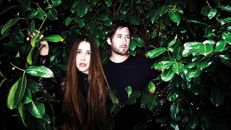 Sarah and Julian, Folk-Pop-Duo aus Hamburg, sind Geschwister mit einem kalifornischen Vater und Hobbymusiker. Ihr Debüt-Album heißt "Birthmarks"