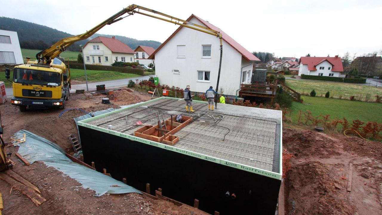 Maurer betonieren die Zwischendecke eines Einfamilienhauses in Eschwege