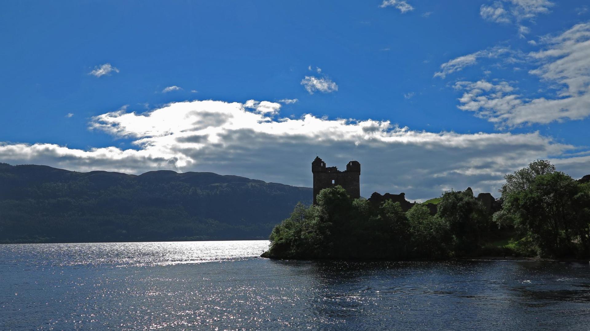 Die Burgruine Urquhart Castle am Ufer des Loch Ness, Schottland.