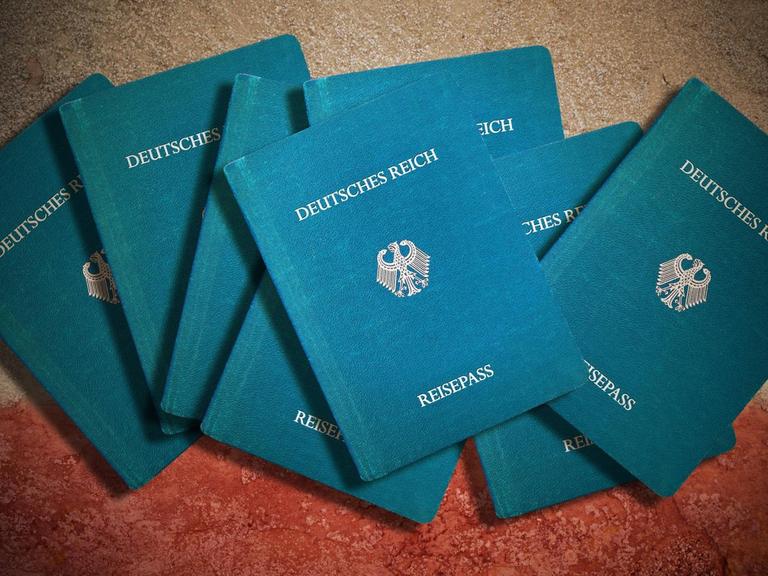 Das Symbolbild zeigt Reichsbürger-Pässe mit der Aufschrift "Deutsches Reich".