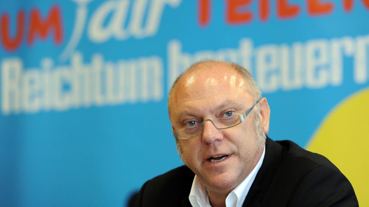 Ulrich Schneider, Geschäftsführer des Paritätischen Wohlfahrtverbandes, spricht am 14.09.2013 in Bochum (Nordrhein-Westfalen) während der Kundgebung des Bündnisses «Umfairteilen - Reichtum besteuern» bei einer Pressekonferenz. Die zentrale Demonstration fand in Bochum statt, wo sich insgesamt mehr als 12.000 Menschen an einem Sternmarsch beteiligten. Zeitgleich bildeten in Berlin Tausende eine Umfairteilen-Kette im Regierungsviertel. Auch in anderen Städten - darunter etwa Saarbrücken und Regensburg - fanden Veranstaltungen statt. Foto: Caroline Seidel/dpa | Verwendung weltweit